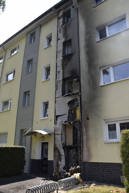 Rollerbrand dann Feuer 1 Fassadenbrand Koeln Gremberg Kroppergasse P10.JPG - Miklos Laubert